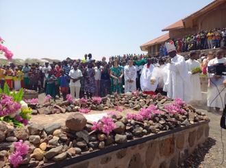 Prayers by Fr Paco's grave