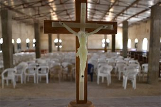 Cross on altar of church in Nigeria © ACN
