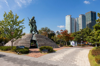 The Statue of Brothers, by Choi Young-Jeep, 1994 © War Memorial in Seoul, South Korea