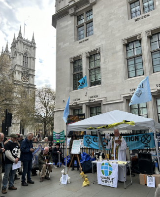 Mass  for the Planet outside Parliament - Image: ICN/JS