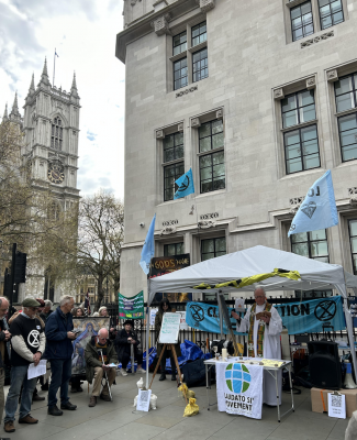 Mass for the Planet outside Parliament - Image: ICN/JS