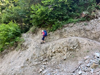 Lya Vollering sur un sentier de montagne