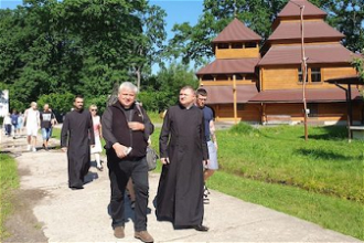 Cardinal Krajewski visits Nazaret center in Drohobyč