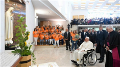 Pope Francis meets charity workers. Image Vatican News