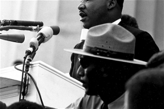 Martin Luther King Jr delivering the speech on steps of Lincoln Memorial. Wiki Image
