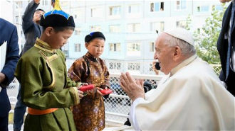 Pope receives flowers from two Mongolian boys