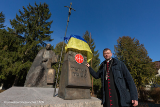 Bishop Edward Kawa at statue of Pope St John Paul II in Lviv © ACN