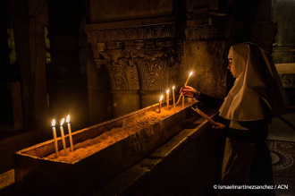 Nun praying in the Holy Sepulchre, Jerusalem  ©Ismael Martínez Sánchez/ACN