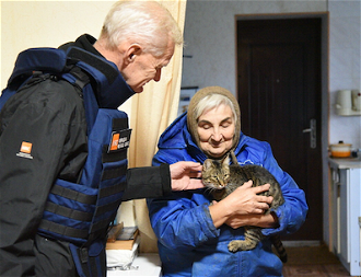 Jan Egeland visits with elderly lady in her damaged home near Kharkiv.   Image: NRC