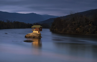 Drina House, House built on the Drina river in Serbia, Built in 1968 © Alamy