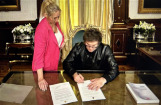 President Milei with his sister Karina, the Presidential Secretary,  signs letter to Pope Francis