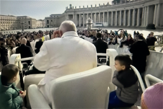 Several youngsters enjoyed the ride with the Holy Father in his popemobile - screenshot
