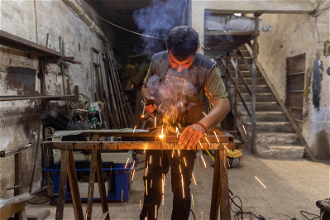 Hope Centre beneficiary Youssef Afesa working in his smithy in Damascus (© Hope Centre/ACN)