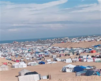 Over a million people live in makeshift shelters on the beach or bombed out buildings. Image NK.