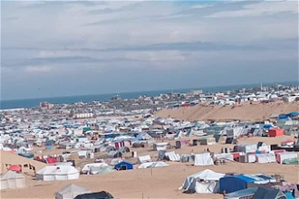 Over a million people live in makeshift shelters on the beach or bombed out buildings. Image NK.