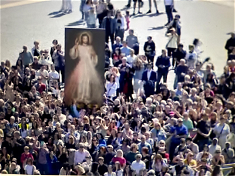 Screenshot: Crowds at Regina Coeli prayers in St Peter's Square on Divine Mercy Sunday