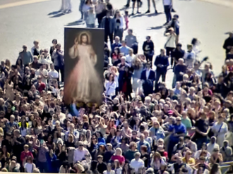 Screenshot: Crowds at Regina Coeli prayers in St Peter's Square on Divine Mercy Sunday