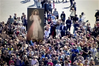 Screenshot: Crowds at Regina Coeli prayers in St Peter's Square on Divine Mercy Sunday