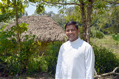 Deacon Santosh Kumar in Kalpahad parish © ACN