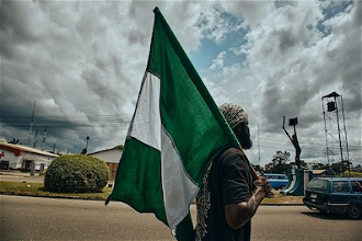 Man with Nigerian flag in Port Harcourt © ACN