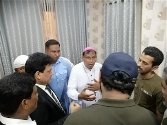 Archbishop Joseph Arshad and Senator Tahir Khalil Sindu visiting Sargodha police headquarters after the attack © ACN