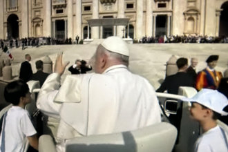 Screenshot: Pope Francis arrives for the Audience with two young passengers in his Popemobile.