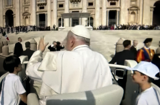 Screenshot: Pope Francis arrives for the Audience with two young passengers in his Popemobile.