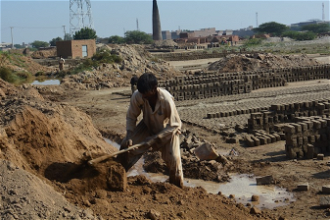Kiln worker in Faisalabad, Pakistan © ACN