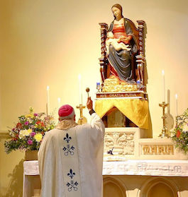 Bishop Peter blessed new statue of Our Lady of Ipswich. Image: Birgitt Griggs