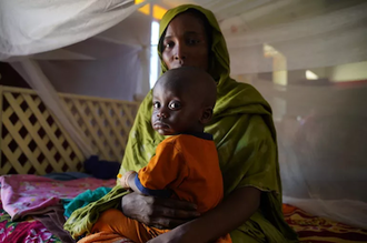 UNICEF/UN0836594/Zakaria: Hanona brings her child Maher to a nutrition centre in Abushok in North Darfur for health screening.