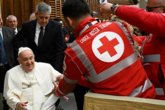 Pope Francis meets Italian Red Cross volunteers. Image: Vatican Media Divisione Foto