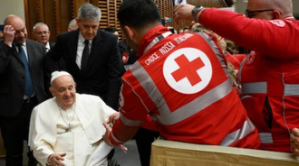 Pope Francis meets Italian Red Cross volunteers. Image: Vatican Media Divisione Foto