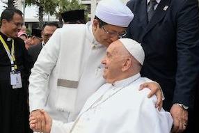 Grand Imam greets Pope. Image Vatican Media