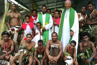 Parish community in jungle region of Alotau Diocese with Bishop Rolando C Santos. © ACN