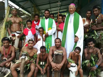 Parish community in jungle region of Alotau Diocese with Bishop Rolando C Santos. © ACN