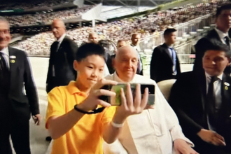 Selfie with the Popel before Mass - Screenshot