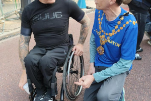 Mayor chats with British Paralympic race champion David Weir.