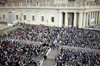 Screenshot - Capacity crowd in St Peter's Square