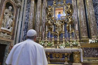 Pope Francis praying before the Salus Populi Romani icon at Saint Mary Major in 2019