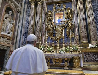 Pope Francis praying before the Salus Populi Romani icon at Saint Mary Major in 2019