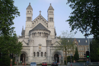 Collège Saint Michel et église Saint Jean Berchmans à Etterbeek, Bruxelles.  Wiki Image