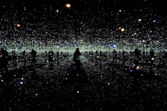 Infinity Mirrored Room - The Souls of Millions of Light Years Away, Installation by Yayoi Kusama, 2013, Door, LED lights and mirrors © Alamy