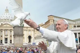 Pope with peace dove - Image Vatican Media