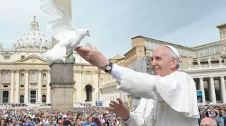 Pope with peace dove - Image Vatican Media