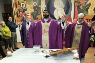 Fr Lucas Perozzi celebrating Mass in Kyiv © ACN