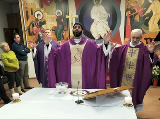 Fr Lucas Perozzi celebrating Mass in Kyiv © ACN