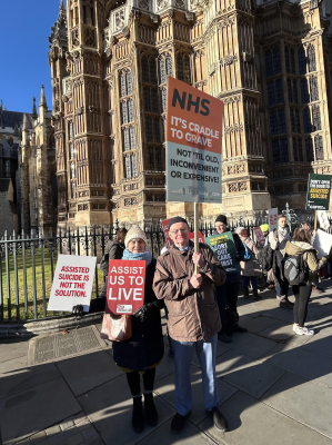 Dr Ray Towey and campaigners Image ICN/JS