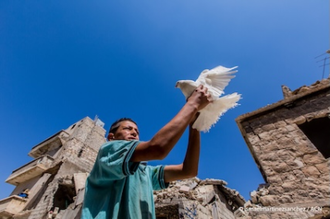 Refugee with dove in Aleppo -  Image: © Ismael Martínez Sánchez / ACN