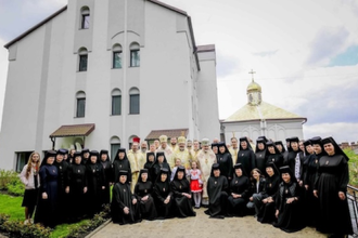 Sisters of Saint Joseph with Archbishop Sviatoslav Shevchuk in Lviv (© ACN)