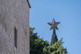 Star at top of Christmas tree at Manger Square in Bethlehem, 2022. Photo: Albin Hillert/WCC